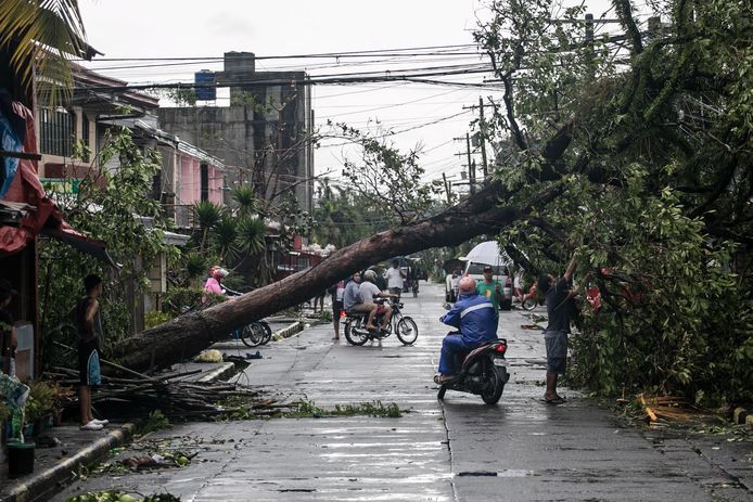 Zeker elf mensen overleden na doortocht tyfoon Kammuri op de Filipijnen.