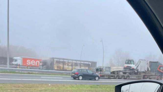 Brandende vrachtwagencabine op A2 bij Eindhoven, alle rijstroken bij knooppunt De Hogt weer open