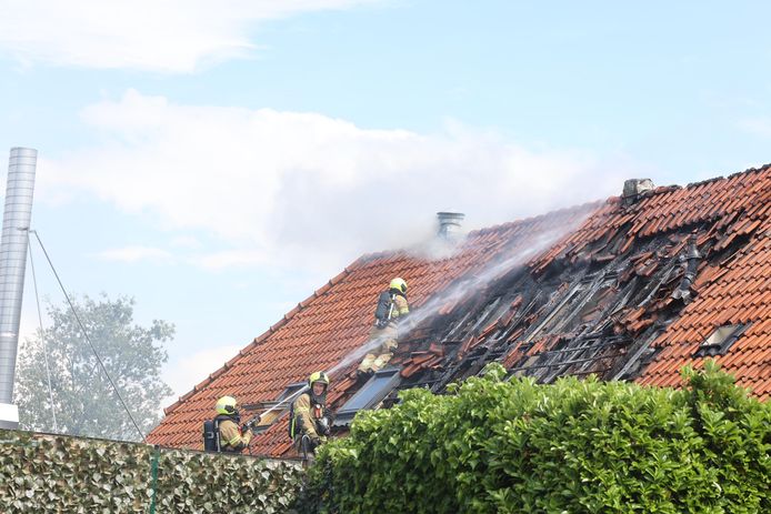 Brandweerlieden op het dak van La Miat in Rosmalen.