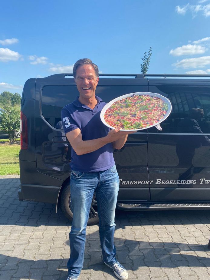 Mark Rutte at dondedagmiddag bij bistro De Kruidentuin. Ook kreeg hij er een Carpaccio XXL mee.