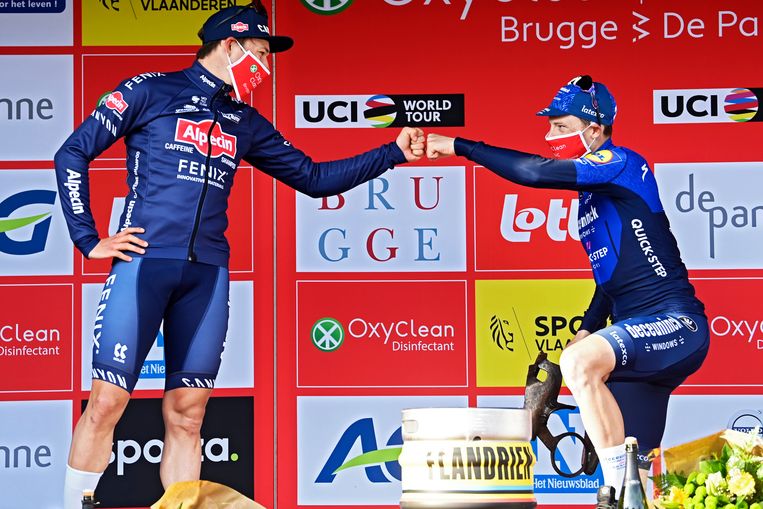 Jasper Philipsen (tweede, links) geeft een vuistje aan winnaar Bennett op het podium. Beeld Photo News