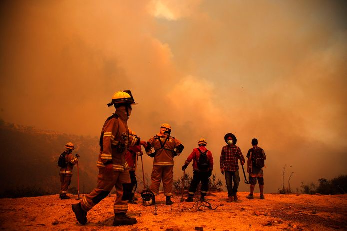 Brandweermannen aan het werk in Quilpe, vlakbij de Chileense kustplaats Valparaíso. (03/02/24)