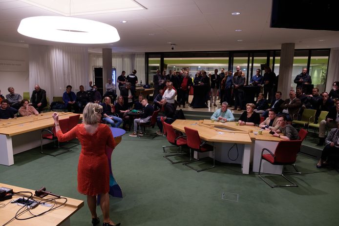 De verkiezingsavond in Oldebroek leverde verrassende uitslagen op die de politiek arena opschudde. Het formatieproces is minstens zo opzienbarend met tussentijdse veranderingen.