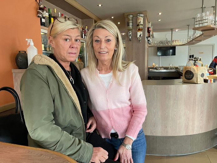 Pascale Devos en Suzy Meyskens van café Den Akotee langs de Vindictivelaan in Oostende.