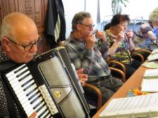 Mondharmonicaclub Ademnoot viert tiende verjaardag met concert in Gorinchem