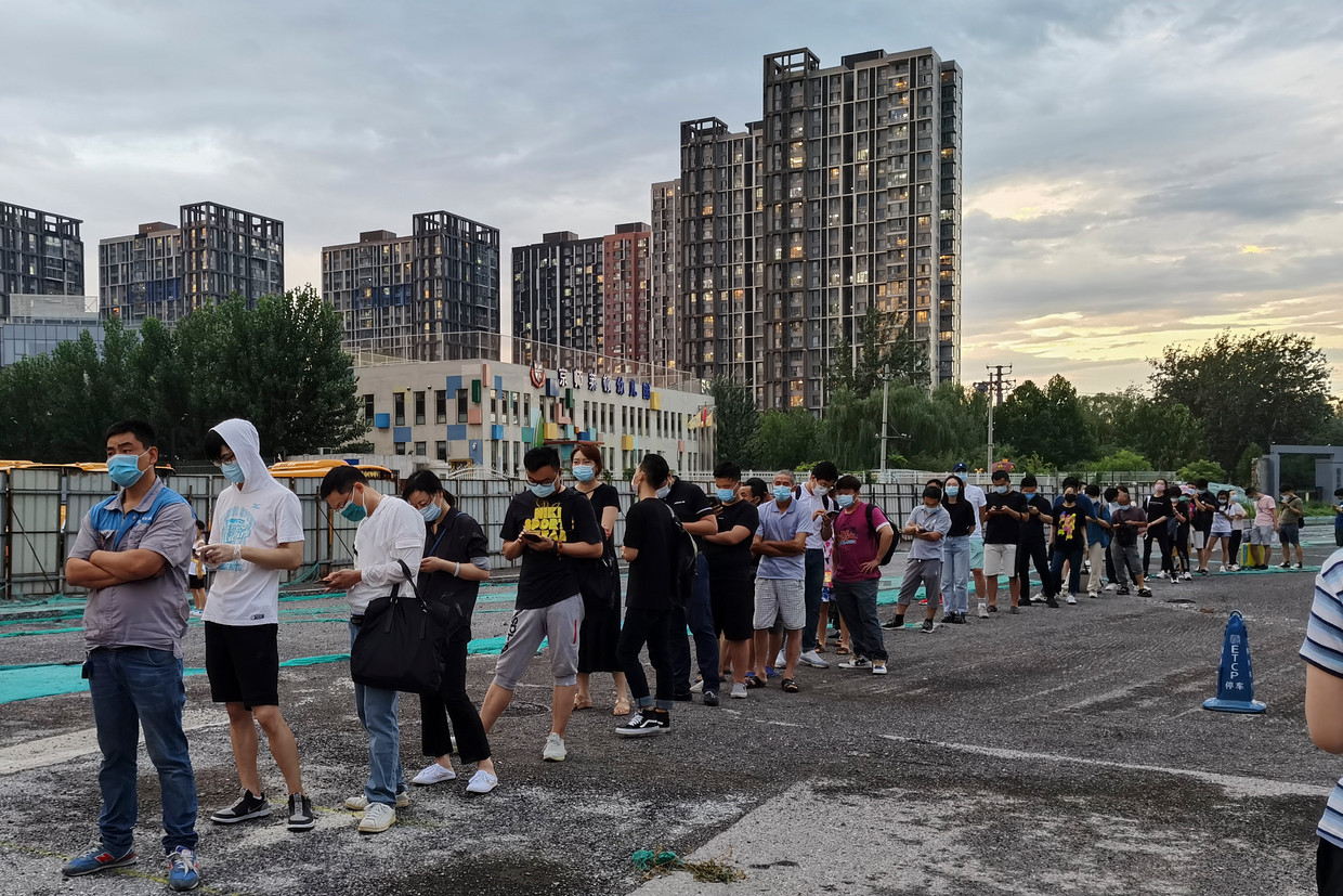Mensen in Beijing staan in de rij om een coronatest te ondergaan.  Beeld Getty Images