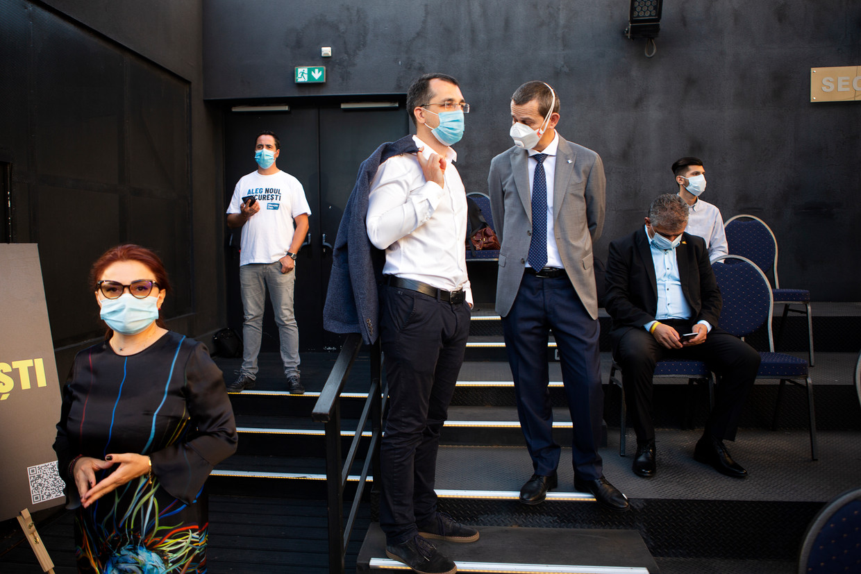 Vlad Voiculescu (m.) wil in de verkiezingen op zondag viceburgemeester in Boekarest worden. ‘Ik wil de ziekenhuizen de 21ste eeuw binnenloodsen.’  Beeld Julius Schrank / de Volkskrant