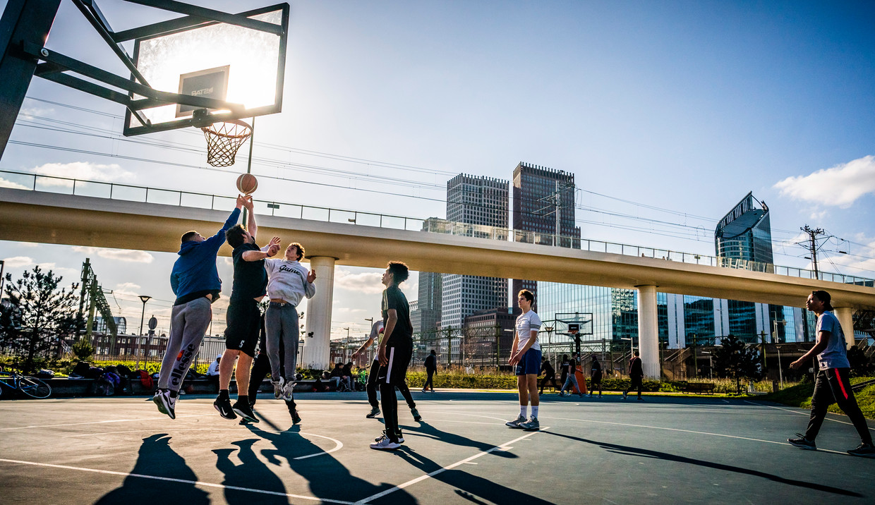Jongeren spelen zaterdag basketbal op een veldje in Den Haag.  Beeld Freek van den Bergh / de Volkskrant