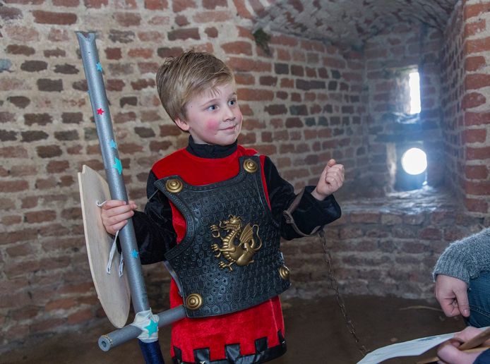 Kinderen vinden het leuk om zich in Kasteel Hernen als ridder te verkleden.