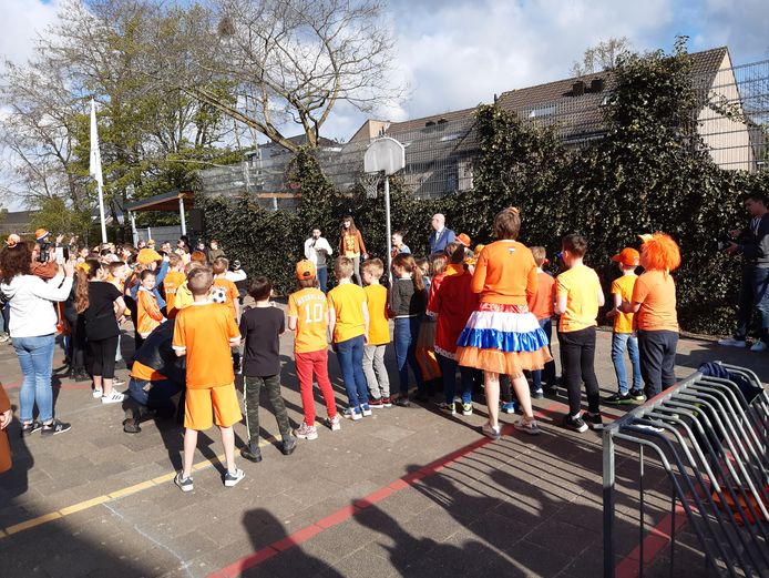 Kinderen worden verrast door een optreden van Rolf Sanchez tijdens Koningsspelen Nuland.
