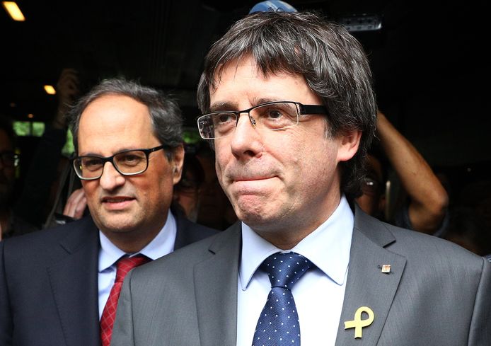 De afgezette Catalaanse minister-president Carles Puigdemont (R) en de nieuwe Catalaanse minister-president Quim Torra (L) in Berlijn vorige maand.