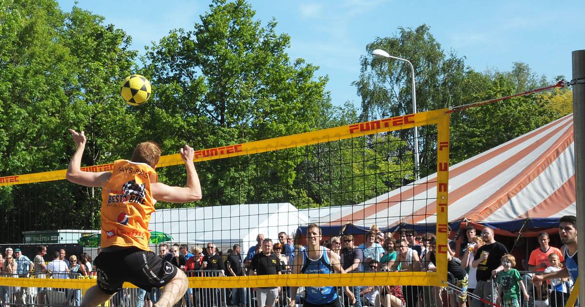 Voetvolley toernooi op strand Vogelwaarde met ‘Foute Uurtje’