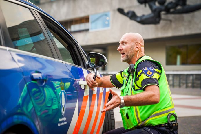 Politie en marechaussee op het Stadhuisplein in Eindhoven nadat op sociale media een oproep werd gedaan onder Helmonders om in Eindhoven te vechten.