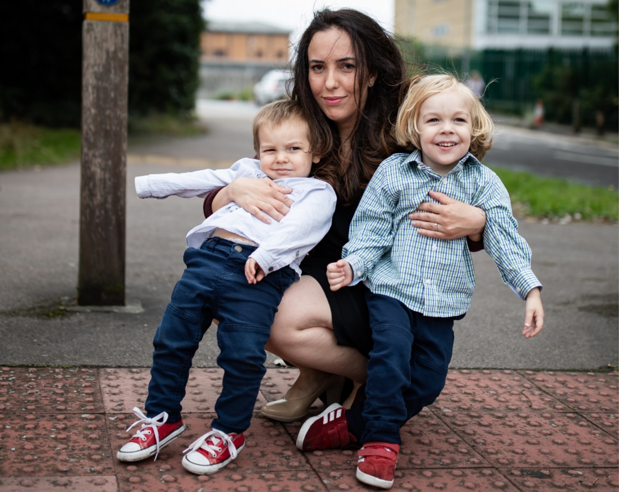 Stella Moris met zoontjes Max (links) en Gabriel (rechts). 'Julian is een goede vader. Als we het niet over zijn dossier hebben, gaat het aan de telefoon weleens over zindelijkheids­training.' Beeld 