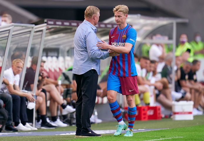 Trainer Ronald Koeman met Frenkie De Jong.