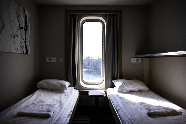 Een slaapcabine op het schip Silja Europa dat aangemeerd ligt in Velsen. Beeld ANP