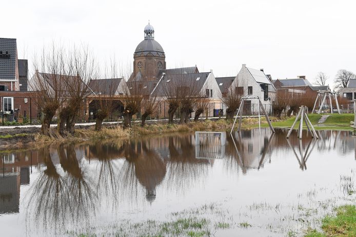 RAAMSDONK -Speeltuin achter huizen Wim Boonstraat staat helemaal onder water