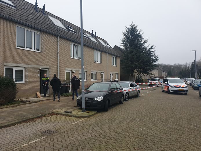 De politie doorzoekt de woning waar het drama zich afspeelde.