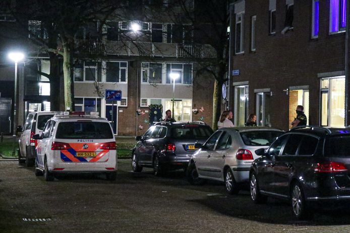 De politie ondervraagt bewoners in de buurt van de steekpartij.