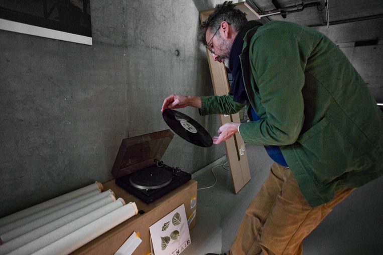 Voorbereidingen voor de nieuwe tentoonstelling ‘Op zoek naar het pluriversum’ in Het Nieuwe Instituut in Rotterdam. Collins+Goto Studio hebben een LP opgenomen waarop fotosynthese van bladeren omgezet is naar geluid. Beeld Otto Snoek