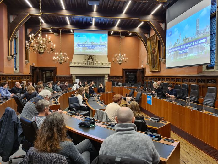Leerlingen op Erasmus+ in de gemeenteraadszaal