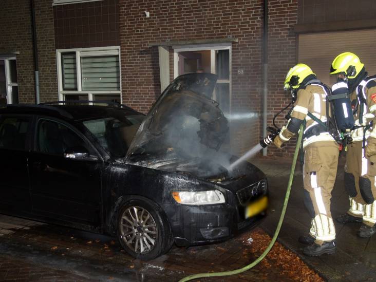 Geparkeerde auto in brand in Kaatsheuvel, buurtbewoners proberen te blussen met tuinslang