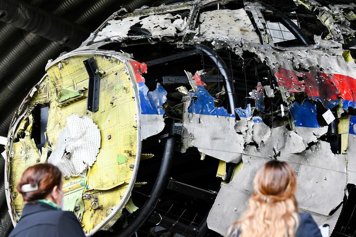 Advocaten van de rechtszaak bestuderen de reconstructie van de wrakstukken van de MH17.