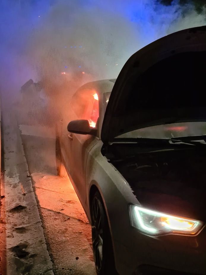 De wagen ging volledig in vlammen op.