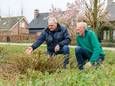 Arie en Kees in het plantsoen dat is gekortwiekt.