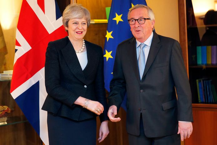 De Britse premier Theresa May en Jean-Claude Juncker, de voorzitter van de Europese Commissie.