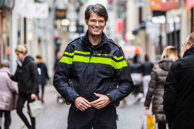 Korpschef in geel hesje na bezoek aan Parijs