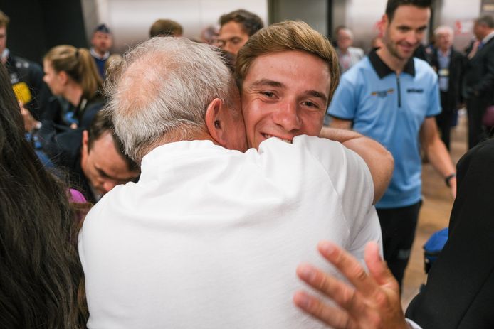 Remco Evenepoel met zijn grootvader bij aankomst in Zaventem.