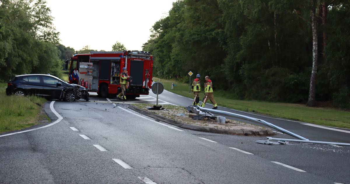 Twee gewonden bij ongeluk in Bentelo, weg dicht in beide richtingen.