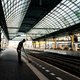 Tegen deze inflatie is bijna geen onderhandeling opgewassen: CAO-lonen stijgen, die van de NS zelfs flink, maar reële lonen dalen