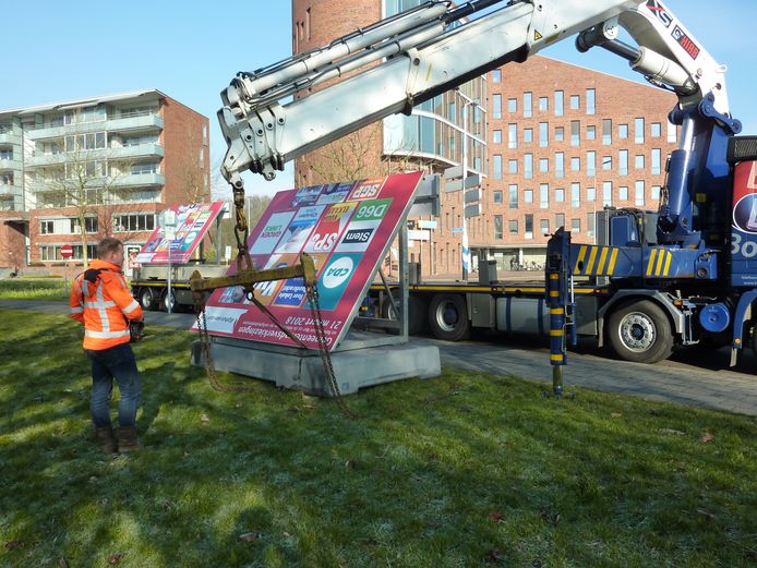 In Alphen werden gisteren de voorbedrukte verkiezingsborden geplaatst.