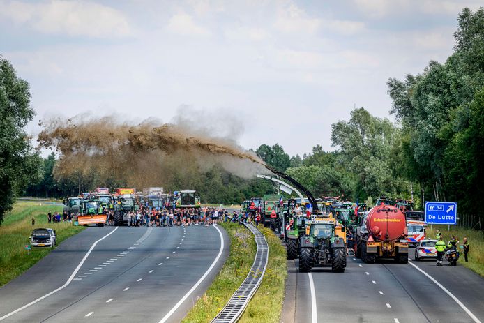 Fotograaf Emiel Muijderman is genomineerd voor de Zilveren Camera, onder meer met deze foto van protesterende boeren op de snelweg.