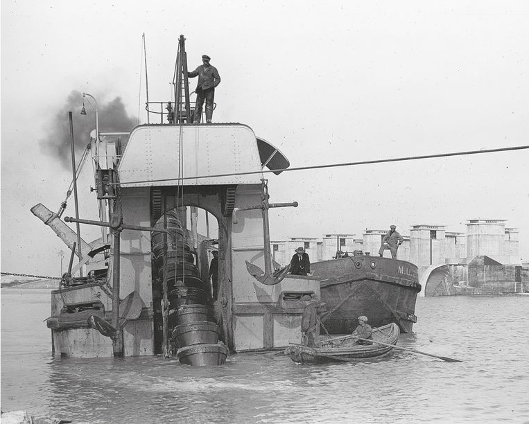 De emmerbaggermolen aan het werk in het kader van de Zuiderzeewerken aan het werk bij de uitwateringssluizen van Den Oever, in 1931. Foto uit het boek ‘Grondleggers’. Beeld W. Verkerk