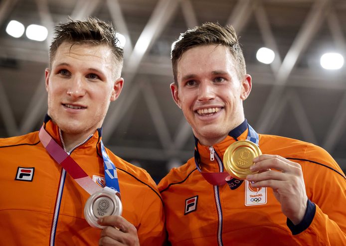 Jeffrey Hoagland dan Harry Lafrisen dengan medali perak dan emas mereka setelah final sprint.