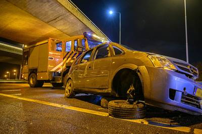 Eenzijdig ongeval auto op A58, twee inzittenden naar ziekenhuis