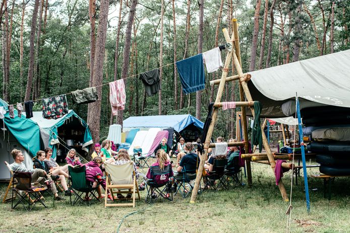 Honderden groepen van jeugdbewegingen zijn in deze periode van het jaar op kamp. De scouts van Tielt moesten hun bivak (niet dat op deze archieffoto die louter dient als illustratie) opbreken omwille van een uitbraak van buikgriep.