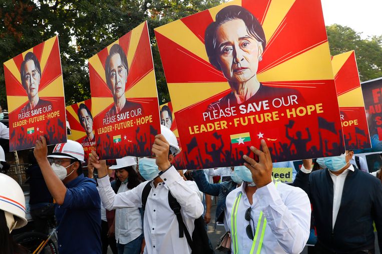 Posters met de beeltenis van Aung San Suu Kyi. Beeld AP