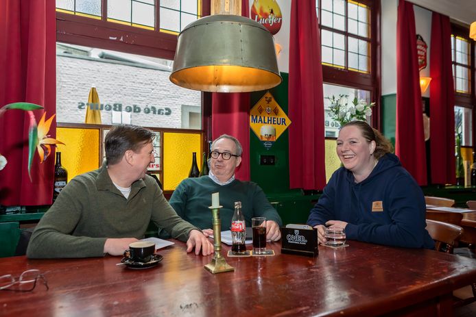 Bas Hoedemakers, Dré de Jong en Petra van der Stap (v.l.n.r.) praten in café De Beurs over de horeca in Oosterhout.