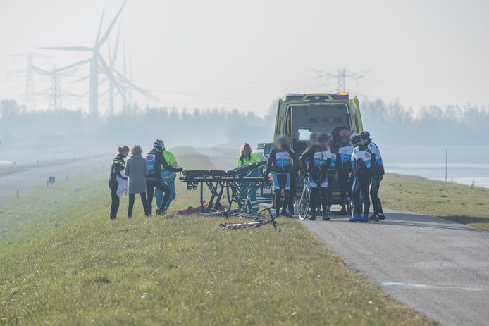 De wielrenner werd per ambulance naar het ziekenhuis gebracht.