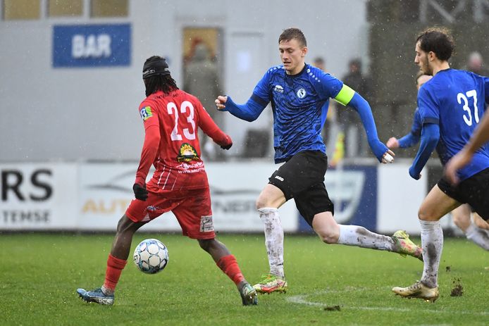 Yannis Augustynen wil sneller op de bal zitten dan Joel Ito van OC Charleroi.