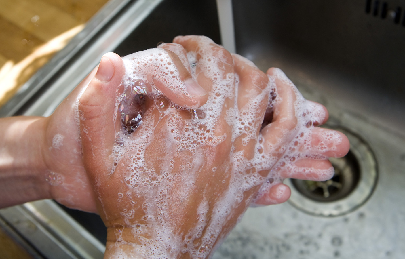 Het aantal coronabesmettingen is opnieuw zorgelijk hoog, terwijl nog maar de helft van alle Nederlanders volledig beschermd is door een vaccin. Adviezen voor afstand houden en vaak handen wassen blijven van kracht.