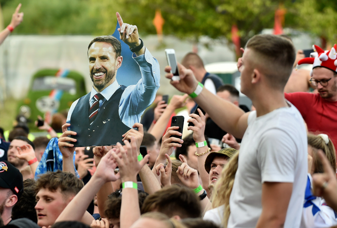 Des supporters anglais brandissent une pancarte à l'effigie du manager de l'Angleterre, Gareth Southgate, alors qu'ils célèbrent au 4TheFans Fan Park, à Manchester, en Angleterre, mardi 29 juin 2021, leur victoire au huitième de finale de l'Euro 2020 contre l'Allemagne.