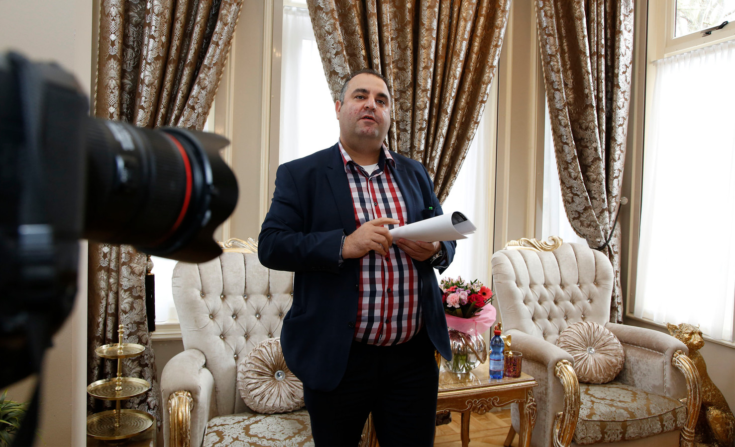 Salar Azimi tijdens een persconferentie in zijn kasteel, afgelopen maandag.
