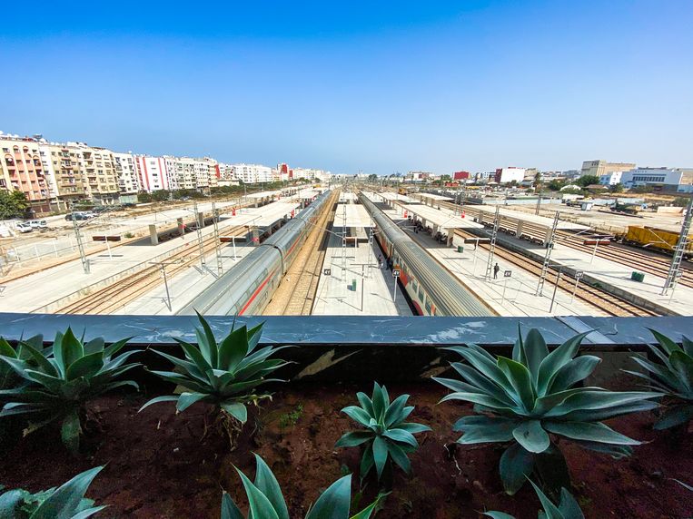 Het nieuwe treinstation van Casablanca, Marokko, wat het eindstation is van de HSL. Beeld Freek van den Bergh / de Volkskrant