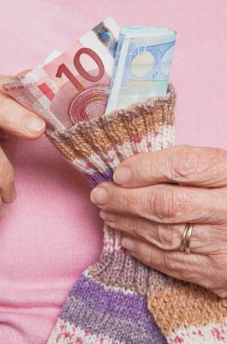 “Zelf je geldzaken regelen is een van de grootste bekommernissen bij 75-plussers”: acht adviezen om wel zélf je financiën in de hand te houden