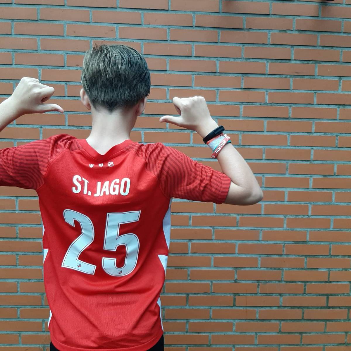 Nieuw thuisshirt FC Utrecht razend populair bij fans tenues vliegen als warme broodjes over de toonbank Utrecht AD
